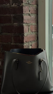 Natural Lip Balm - Moisturizing Lip Care with Nourishing Oils